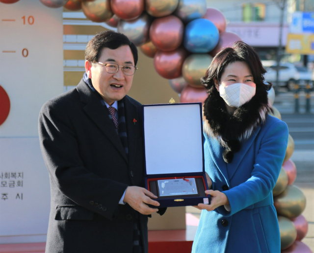 윤재연(오른쪽) 블루원 대표이사가 경주시로부터 감사패를 받은 뒤 주낙영 시장과 기념촬영을 하고 있다. 블루원 제공