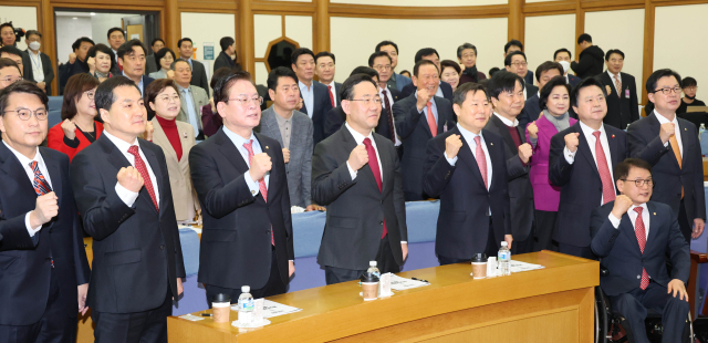 1일 국회 의원회관에서 열린 국민의힘 국민공감 3차 회의에서 주호영 원내대표 등 참석자들이 기념촬영을 하고 있다. 연합뉴스