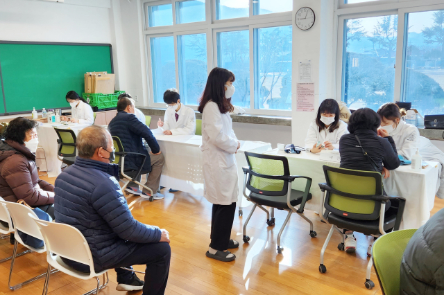 동국대학교 한의과대학 한방진료 봉사단 동현회(단장 최한결)가 지난 1월 28일부터 2월 1일까지 청송군 부남면 남관생활문화센터에서 주민들을 대상으로 무료 한방진료를 시행했다. 청송군 제공