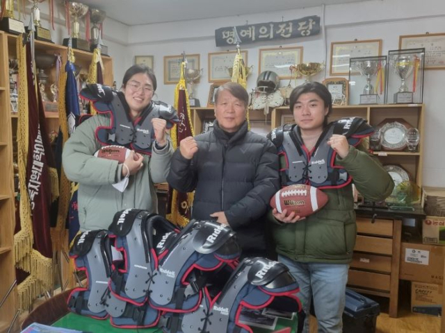 경북대 미식축구부 감독실에서 경희대 미식축구부 주장 손형준(왼쪽부터), 박경규 감독, 경희대 러닝백 이재복. 경북대 미식축구부 제공