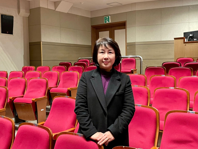 황영희 대구 서구문화회관 관장이 공연장에서 올해 사업추진 방향을 설명하고 있다. 이연정 기자