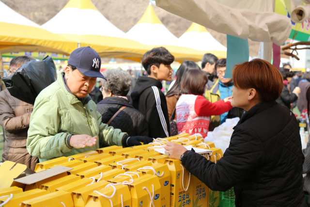 지난 2018년 제19회 단월 고로쇠 축제 당시 방문객이 고로쇠 수액 판매 부스에서 고로쇠를 구매하고 있다. 양평군 제공