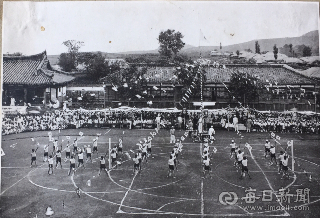 자인공립보통학교 운동회 모습. 정확한 연도는 알 수 없으나 1921년 이후 1936년 이전으로 추정하고 있다. 왼쪽 건물이 자인현의 현청인 시중당이다. 경산시립박물관 제공