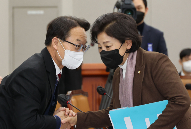 남인순 정개특위 위원장이 지난달 26일 국회에서 열린 정치개혁특위 전체회의에 참석하며 조해진 국민의힘 의원과 대화하고 있다. 연합뉴스