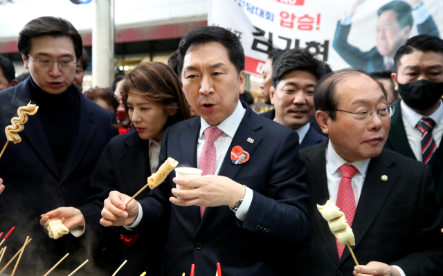 국민의힘 당권 주자인 김기현 의원이 지난 1일 대구 중구 서문시장에서 출정식을 마치고 어묵을 먹고 있다. 김영진 기자 kyjmaeil@imaeil.com