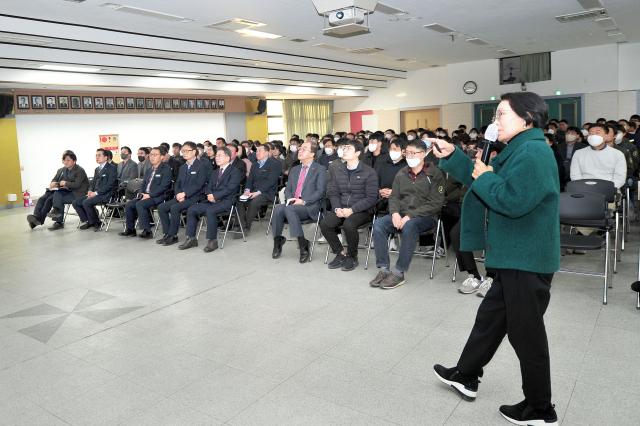 국토연구원 차미숙 선임연구위원이 군위군 공직자들에게 
