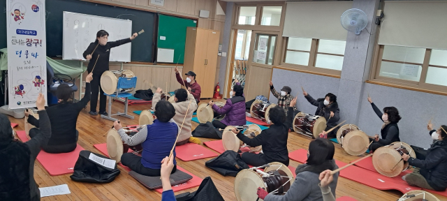 1일 대구 중구에 있는 제일중 동관 2층에서 대구미래학교 중학과정 학습자들이 장구 교육을 받고 있다. 대구시교육청 제공