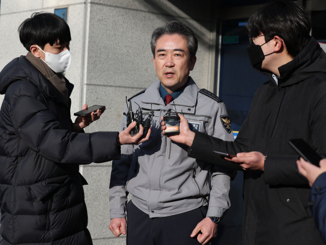 윤희근 경찰청장이 1일 오후 관내 술에 취한 시민을 놔둔 채 철수했다가 사망사고가 발생한 서울 동대문경찰서의 한 파출소를 점검차 방문, 취재진 앞에서 발언하고 있다. 연합뉴스