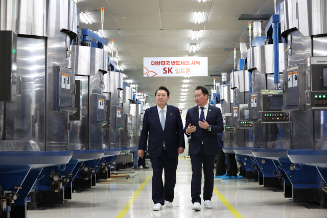 윤석열 대통령이 1일 경상북도 구미시 SK 실트론을 방문, 최태원 SK그룹 회장과 실리콘 웨이퍼 생산시설을 시찰하고 있다. 연합뉴스