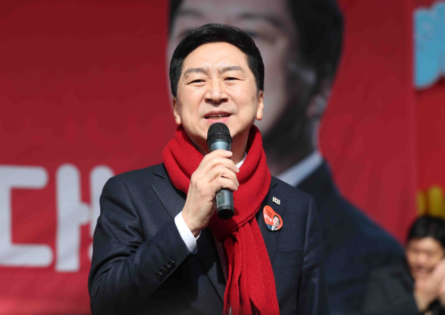 국민의힘 김기현 의원이 1일 대구 중구 서문시장에서 열린 이기는 캠프 출정식에서 인사말을 하고 있다. 연합뉴스