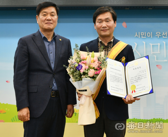조현일 경산시장(오른쪽)이 1일 세계자유민주연맹에서 주는 
