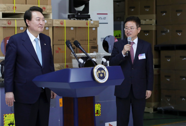 이철우 경북도지사가 1일 경상북도 구미시 SK 실트론에서 열린 반도체 웨이퍼 증설 투자협약식에 참석, 윤석열 대통령이 지켜보는 가운데 발언하고 있다. 연합뉴스