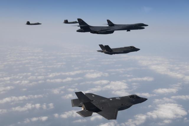 국방부는 한미 공군이 1일 서해 상공에서 우리 측의 F-35A 전투기와 미측의 B-1B 전략폭격기 및 F-22·F-35B 전투기 등이 참여한 가운데 연합공중훈련을 시행했다고 밝혔다. 연합뉴스