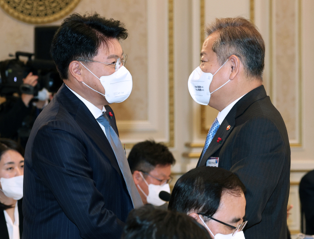 장제원 국회 행안위원장(왼쪽)과 이상민 행정안전부 장관이 27일 청와대 영빈관에서 열린 통일부·행정안전부·국가보훈처·인사혁신처 업무보고에 앞서 대화하고 있다. 연합뉴스