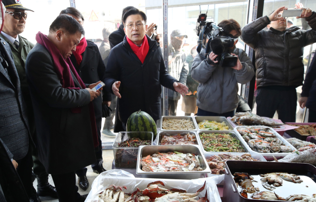 박근혜 전 대통령 생일을 맞은 2일 대구 달성군 박근혜 전 대통령 사저 인근에서 국민의 힘 당권 주자인 황교안 전 대표가 박 전 대통령의 생일 축하 음식을 둘러보고 있다. 김영진 기자 kyjmaeil@imaeil.com