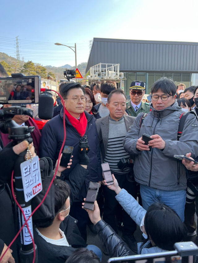 황교안 전 미래통합당 대표가 2일 박근혜 전 대통령과의 면담에 실패한 뒤 기자회견을 하고 있다. 정욱진 기자.