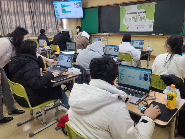 PC를 활용해 학생들이 블록코딩 하는 모습. 수성구청 제공