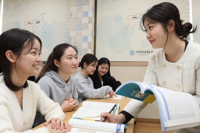 2023년 공립유치원 교사 임용고시에 합격한 곽나혜(오른쪽) 씨가 임용고시반