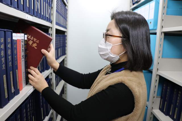 2일 포항교육지원청 기록물 보관실에 포항지역 6개 학교의 100주년 기념책자가 기록물로 보관되고 있다. 포항교육지원청 제공.