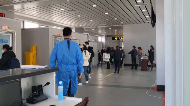 중국이 한국발 입국자에 대한 코로나 검사를 실시하기로 한 첫날인 1일 중국 웨이하이 공항으로 입국한 사람들이 PCR 검사 장소에서 대기하고 있다. 연합뉴스