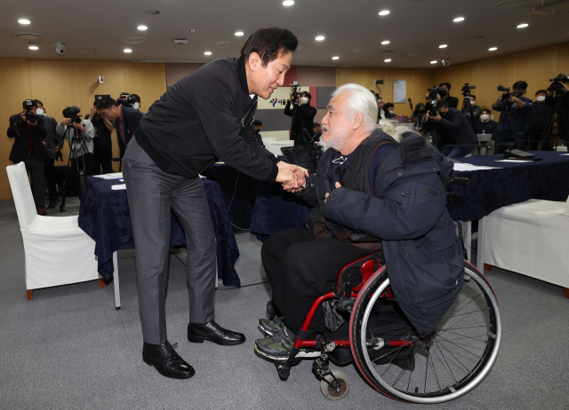 2일 서울시청에서 오세훈 시장과 박경석 전국장애인차별철폐연대 대표가 면담 후 인사하고 있다. 연합뉴스