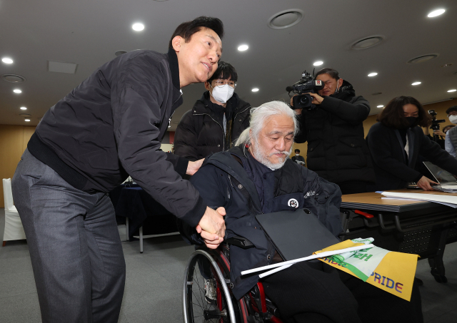 2일 서울시청에서 오세훈 시장과 박경석 전국장애인차별철폐연대 대표가 면담 후 인사하고 있다. 연합뉴스