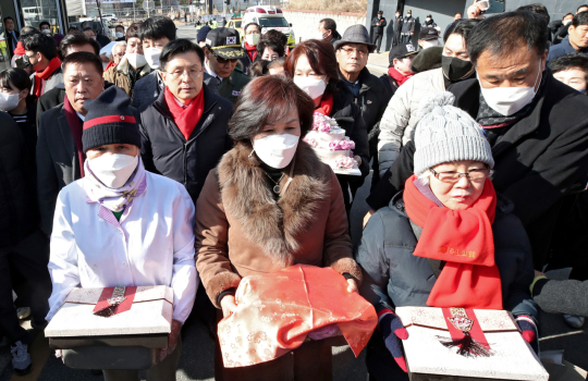 박근혜 전 대통령 생일인 2일 대구 달성군 박 전 대통령 사저 인근에서 국민의힘 당권 주자인 황교안 전 대표가 지지자들과 함께 박 전 대통령의 생일상을 들고 이동하고 있다. 김영진 기자 kyjmaeil@imaeil.com