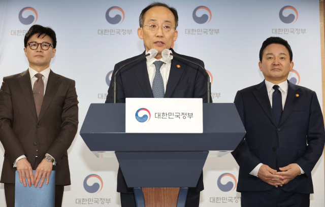 추경호 경제부총리 겸 기재부 장관이 2일 정부서울청사 브리핑실에서 원희룡 국토부 장관과 한동훈 법무부 장관, 윤희근 경찰청장이 참석한 가운데 전세사기 대책 관련 합동브리핑을 하고 있다. 연합뉴스