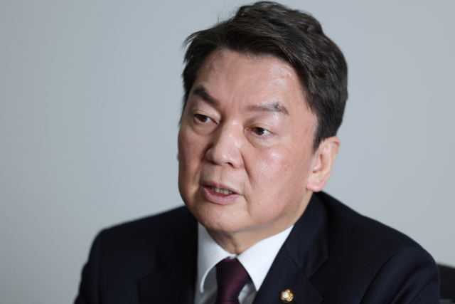 국민의힘 당권주자인 안철수 의원이 국회 의원회관에서 연합뉴스와 인터뷰를 하고 있다. 연합뉴스