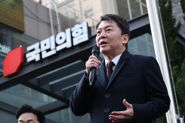 국민의힘 당 대표 후보 등록을 마친 안철수 의원이 2일 오전 서울 여의도 중앙당사 앞에서 출사표를 던지고 있다. 연합뉴스