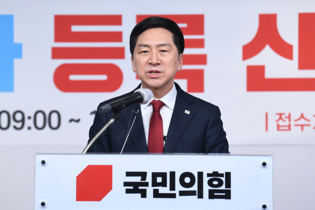국민의힘 당권주자인 김기현 의원이 2일 오전 서울 여의도 중앙당사에서 당 대표 후보 등록을 마친 뒤 입장을 밝히고 있다. 연합뉴스