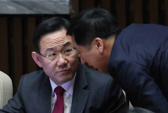 국민의힘 김기현 당대표 후보가 2일 오후 국회 본회의장에서 열린 제403호 국회(임시회) 개회식에서 주호영 원내대표와 대화하고 있다. 연합뉴스