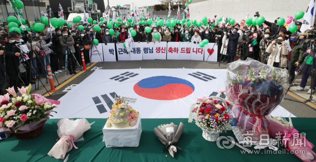 박근혜 전 대통령의 생일인 지난 2월 2일 대구 달성군 유가읍 박 전 대통령 사저 앞에서 우리공화당 당원들과 지지자들이 생일 축하 행사를 하고 있다. 김영진 기자 kyjmaeil@imaeil.com