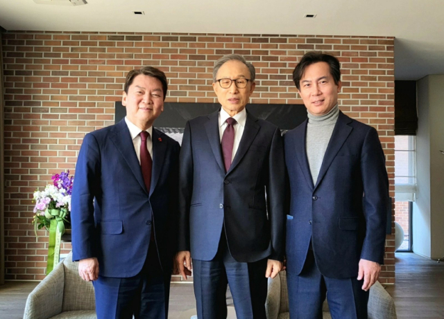 국민의힘 당권 주자인 안철수 의원이 20일 오후 서울 강남구 이명박 전 대통령 사저를 찾아 이 전 대통령과 포즈를 취하고 있다. 연합뉴스