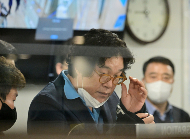 8개월간 도피 끝에 태국에서 붙잡힌 김성태 전 쌍방울그룹 회장이 17일 인천국제공항을 통해 입국하고 있다. 연합뉴스