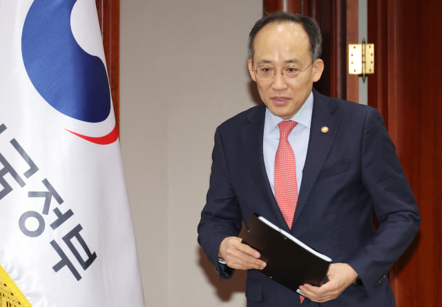 추경호 경제부총리 겸 기획재정부 장관이 3일 오전 정부서울청사에서 열린 비상경제장관회의에 참석하고 있다. 연합뉴스