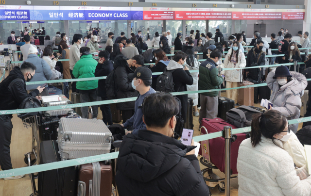 중국 정부가 한국발 입국자에 대한 코로나 19 검사를 실시한 1일 인천국제공항 1터미널에서 중국 상하이행 항공기 승객들이 탑승수속을 하기 위해 줄지어 서있다. 연합뉴스