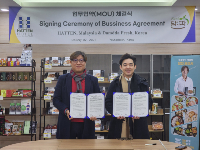담따프레시 김진욱 대표(왼쪽)와 하텐그룹 홀린 대표(오른쪽)가 공장설립과 밀키트 유통계약을 위한 업무협약(MOU)을 체결했다.