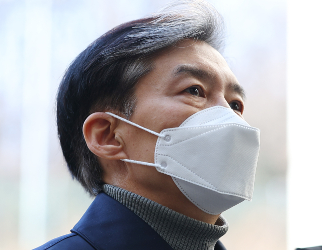 자녀 입시비리와 감찰 무마 혐의로 기소된 조국 전 법무부 장관이 3일 오후 서울 서초구 서울중앙지법에서 열린 1심 선고공판에 출석하고 있다． 연합뉴스