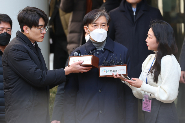 자녀 입시비리와 감찰 무마 혐의로 기소된 조국 전 법무부 장관이 3일 오후 서울 서초구 서울중앙지법에서 열린 1심 선고공판에서 징역 2년을 선고받은 뒤 취재진 질문에 답하고 있다. 연합뉴스