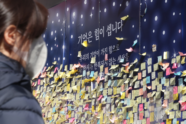 지난 2월 서울 용산 이태원의 참사 골목에 설치된 