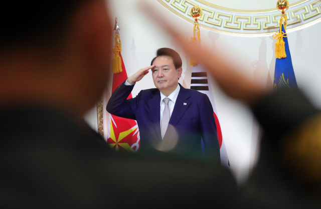 윤석열 대통령이 3일 청와대 영빈관에서 열린 상반기 육군·해군·해병대·공군 준장 진급자 및 진급예정자 삼정검 수여식에서 진급 장성의 거수경례에 답하고 있다. 삼정검의 