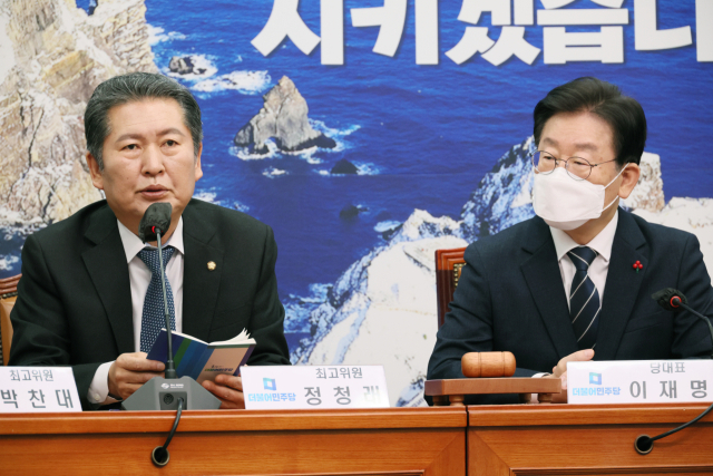 더불어민주당 정청래 최고위원이 13일 오전 국회에서 열린 최고위원회의에서 발언하고 있다. 오른쪽은 이재명 대표. 연합뉴스