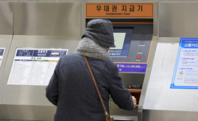 대구시가 지하철 무임승차 연령을 만 65세에서 70세로 상향하는 방안을 검토한다고 발표한 3일 오후 대구 중구 반월당 역사에서 한 시민이 경로우대권을 발급하고 있다. 매일신문DB