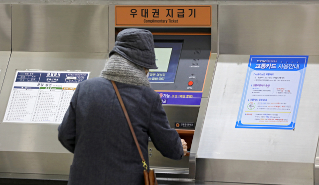 대구시가 지하철 무임승차 연령을 만 65세에서 70세로 상향하는 방안을 검토한다고 발표한 3일 오후 대구 중구 반월당 역사에서 한 시민이 경로우대권을 발급하고 있다. 김영진 기자 kyjmaeil@imaeil.com