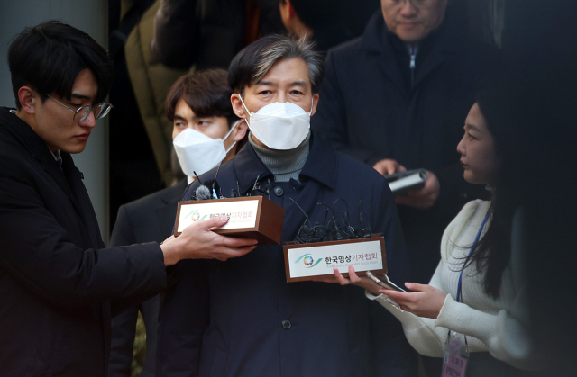 자녀 입시비리와 감찰 무마 혐의로 기소된 조국 전 법무부 장관이 3일 오후 서울 서초구 서울중앙지법에서 열린 1심 선고공판에서 징역 2년을 선고받은 뒤 취재진 질문에 답하고 있다. 연합뉴스
