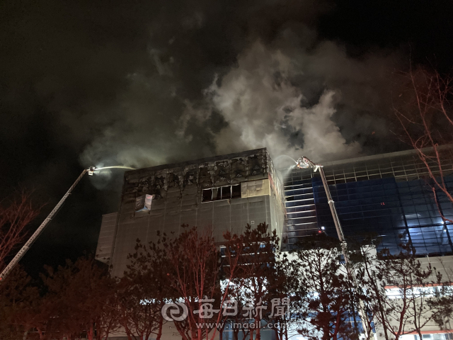 3일 경북도청 신도시 내 맑은누리파크에서 화재가 발생해 소방당국은 대응 1단계를 발령하고 진화에 총력을 기울이고 있다. 안동소방서 제공