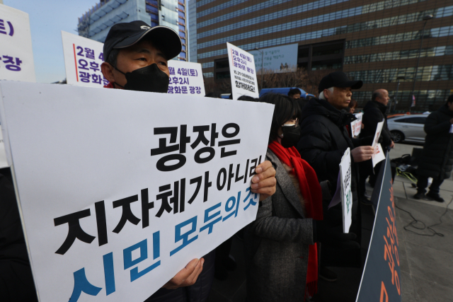 10.29 이태원 참사 유가족과 시민대책회의 관계자들이 3일 오전 서울 종로구 광화문광장에서 열린 이태원 참사 100일 추모대회 성사를 위한 호소 기자회견에서 팻말을 들고 있다. 이들은 이태원 참사 발생 100일째가 되는 4일 광화문광장에서 추모대회를 열고자 했으나 서울시가 사용신청을 반려했다며 이를 규탄하는 성명을 발표했다. 자료사진 연합뉴스