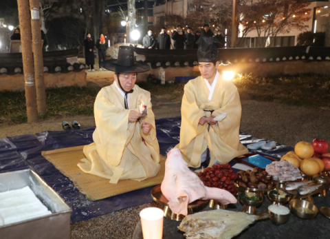 권기창 안동시장이 정월대보름을 맞나 4일 자정(5일 새벽)에 옛 안동군수 관아터에 자리한 신목에 제사를 올려 시민안녕과 무사화평을 기원했다. 안동시 제공