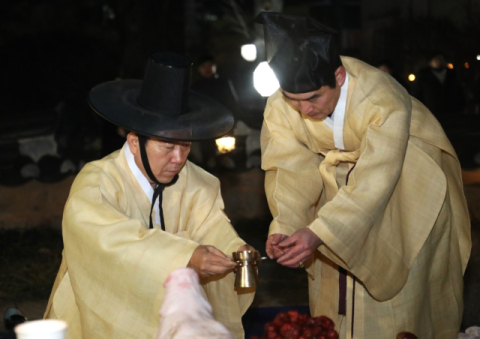 권기창 안동시장이 정월대보름을 맞나 4일 자정(5일 새벽)에 옛 안동군수 관아터에 자리한 신목에 제사를 올려 시민안녕과 무사화평을 기원했다. 안동시 제공